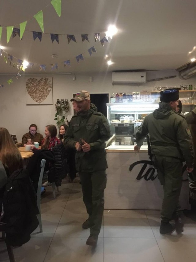 Казаки с нагайками оккупировали кофейню, в которой проходит лекция СПИД-центра о сексуальном здоровье