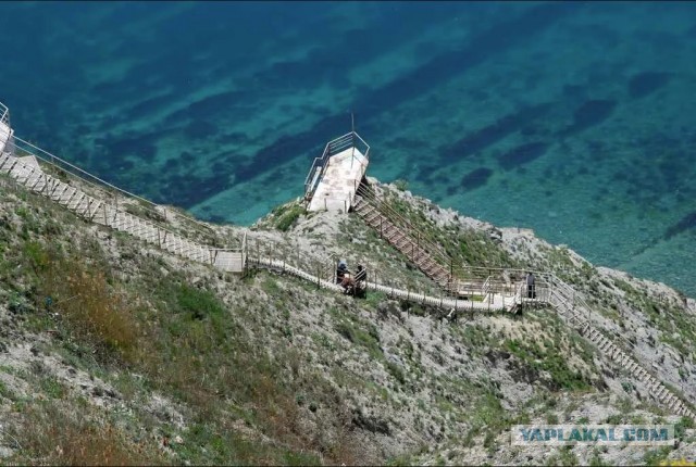 В Анапе люди хотели сделать лестницу к морю, но властям это не понравилось