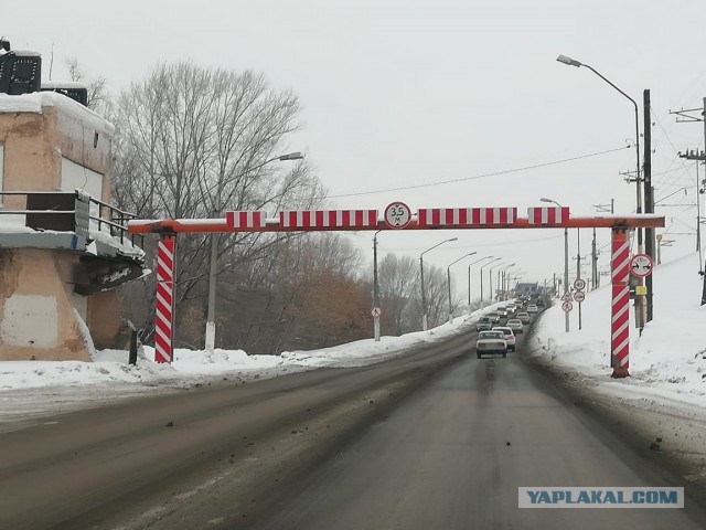 В переход врезался грузовик с поднятым кузовом, что привело к обрушению.