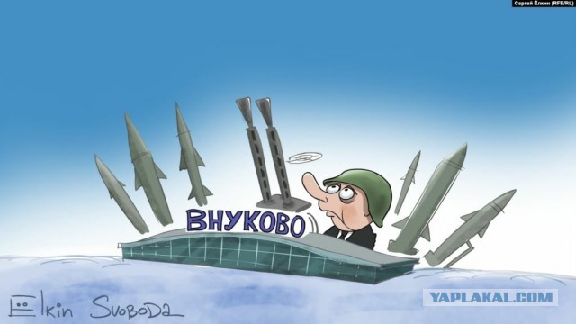 Полиция продолжает задерживать сторонников Навального, которые хотят попасть на встречу в московском аэропорту.