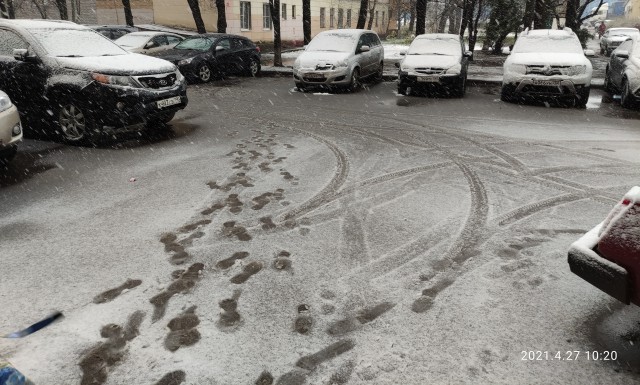 Все деревья а серебре, пляшут зайцы на горе, на реке сверкает лёд, наступает...