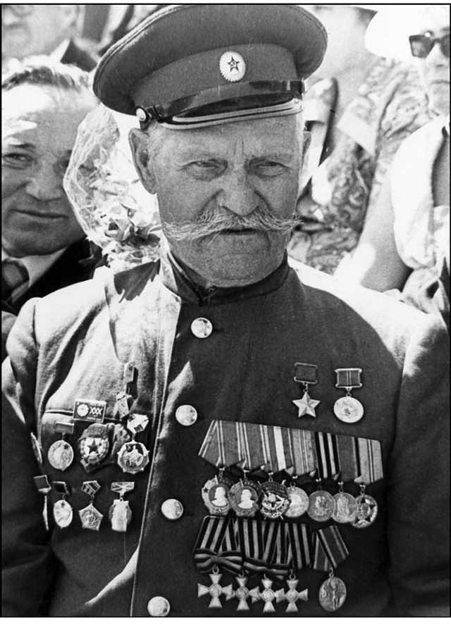 Сколько медалей и орденов было у реальных казаков. Сравним архивные фото с современными