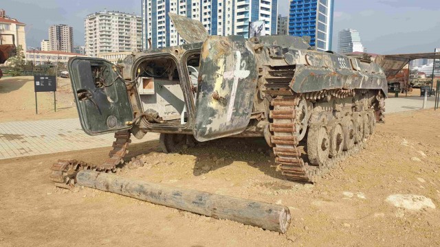 Выставка трофейной военной техники в Баку