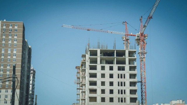На котловане — невыгодно: застройщики сбывают готовые квартиры дешевле строящихся