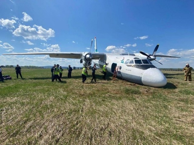 В сети появилось видео с моментом жесткой посадки самолета Ан-24 в Киренске