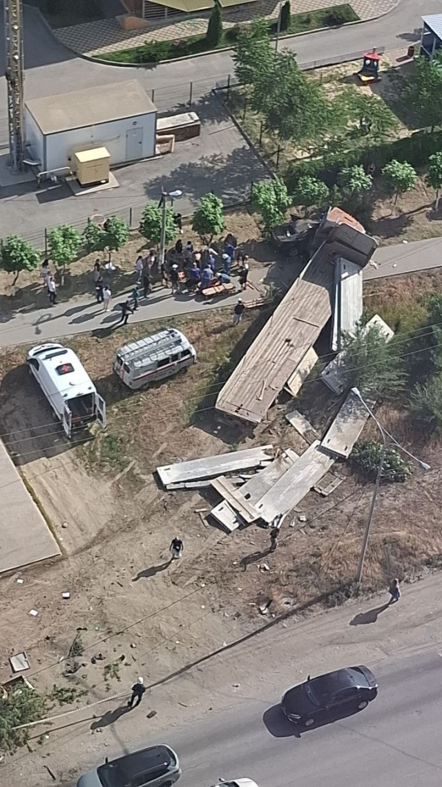 В Волгограде грузовик с ЖБ плитами протаранил иномарку