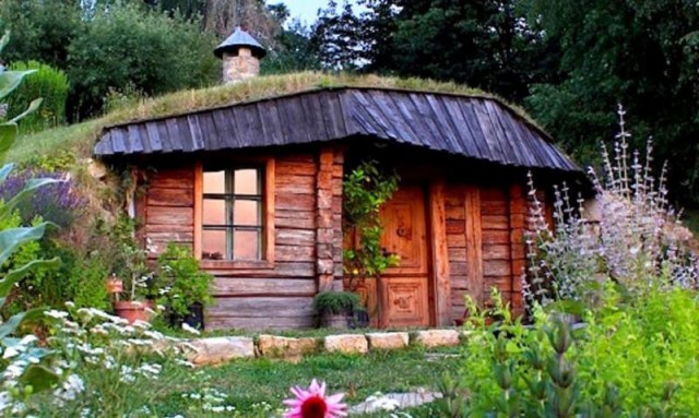 Симпатичный домик в саду