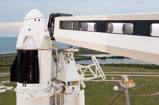 SpaceX запускает космический корабль Сrew Dragon