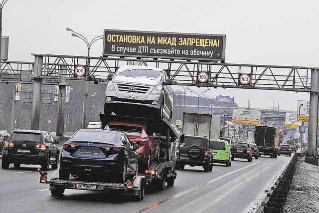 В Санкт-Петербурге водитель не увидел стоявшую на аварийках посреди дороги "ГАЗель" и угробил пассажира