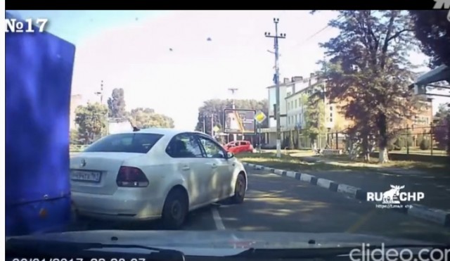 Женщина поставила автохама на место