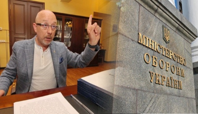 Министра обороны выводят под ручки
