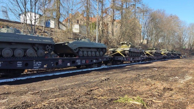 Чехия отправила на Украину эшелон с танками Т-72М1 и БМП