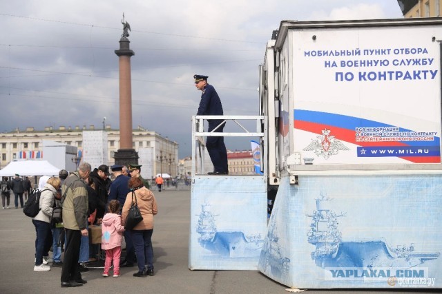 В Госдуме предложили принимать на контрактную службу выпускников школ
