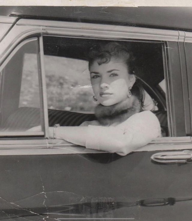 17 олдскульных фотографий мам и пап, показывающих, что в своё время они были ого-го