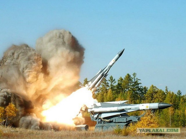 Момент прилета ракеты в Таганроге попал на видео