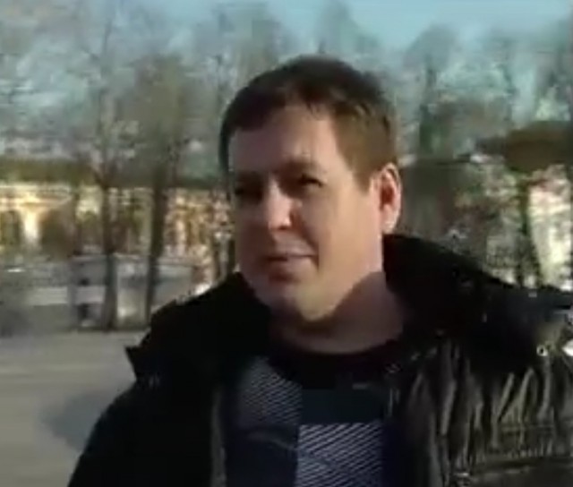 В Нижегородской области пьяный мужчина ударил детей палкой за то, что они играли на памятнике участникам ВОВ