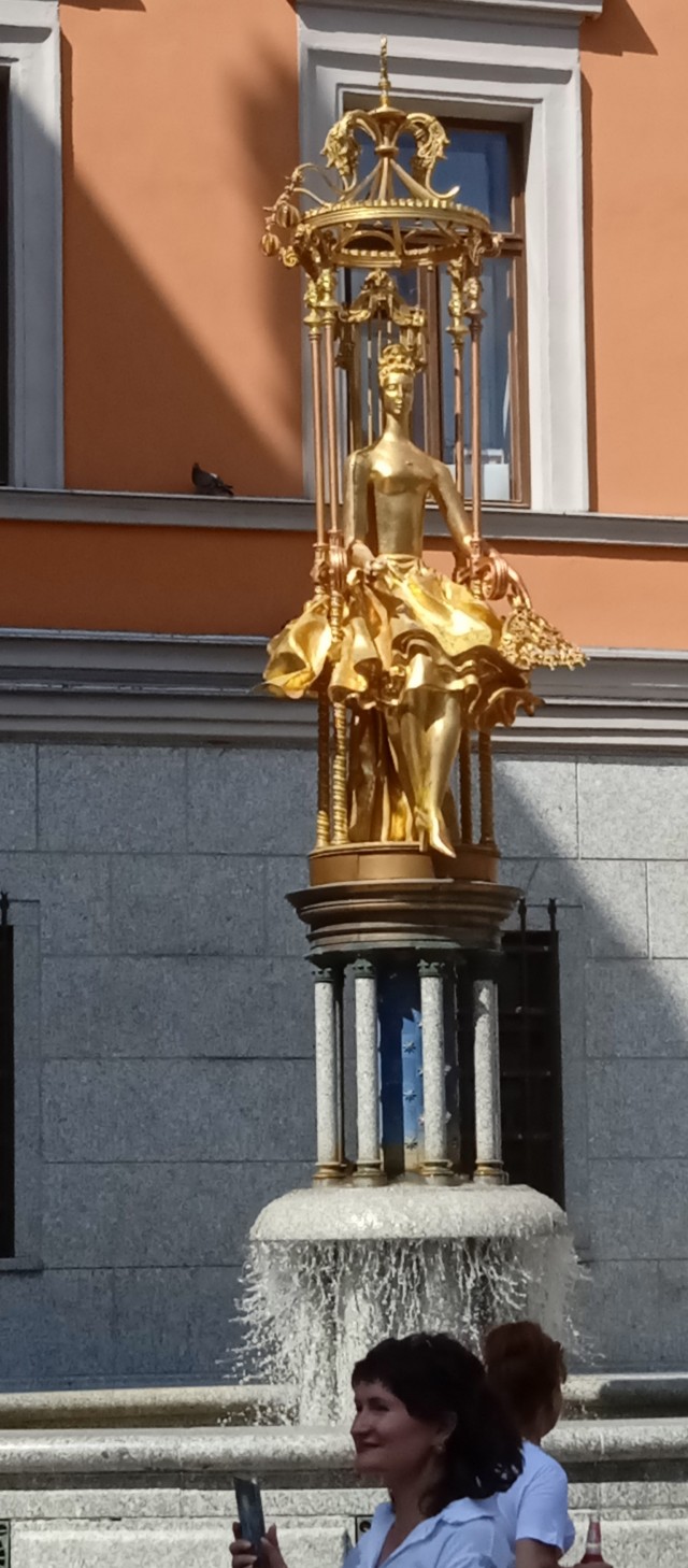 На Арбате мужчина залез на скульптуру Принцессы Турандот, упал с нее и сломал