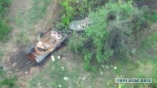Наши бойцы осматривают подбитый Leopard 2A6 в районе села Степовое на авдеевском направлении