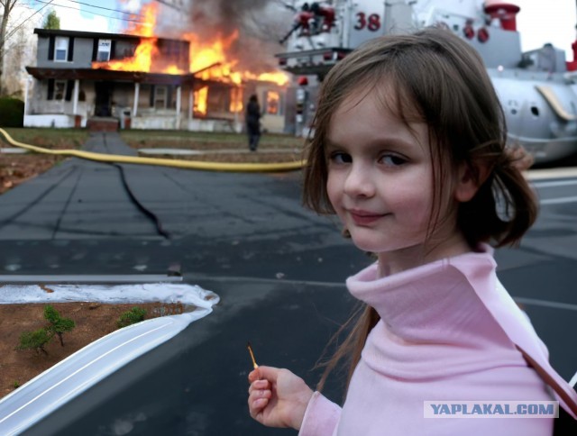 Ничего необычного... Ребёнок на качелях на фоне пожара в Люберцах