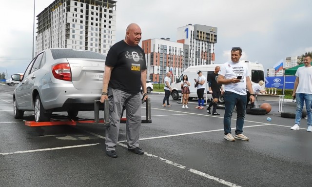 Как поднять автомобиль руками в шестьдесят лет