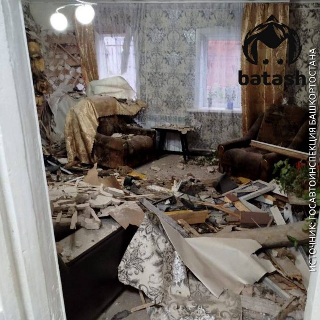 Водитель "Мерса" устроил "ремонт" дома в Октябрьском без разрешения и материалов.