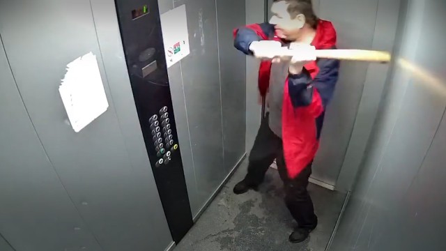 Россиянина второй день удерживают в изоляторе в Малайзии якобы из-за царапины в лифте элитного отеля