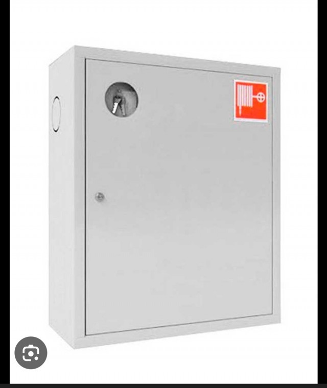 Город Краснодар. Аварийный молоток закрыт коробом.