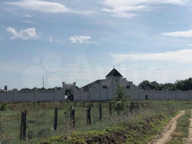Под Волгоградом продают замок — личную крепость с башнями для лучников выставили за ₽40 млн.