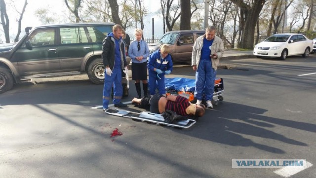 Байкер врезался в пешехода в центре Владивостка