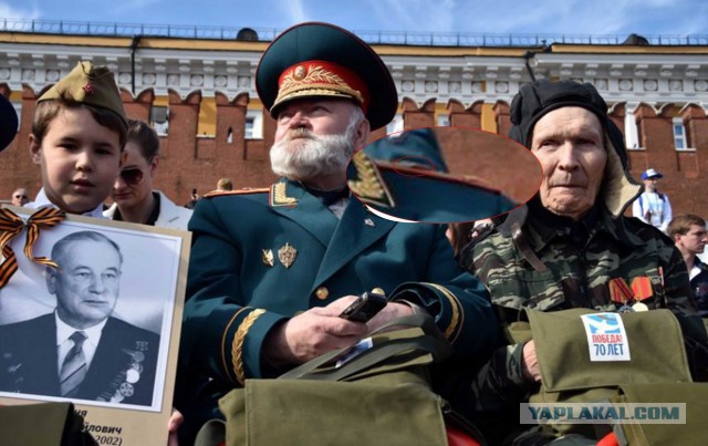 "ряженные" на трибунах Парада Победы