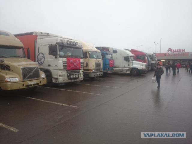 Дальнобойщики начали перекрывать МКАД 04.12.15