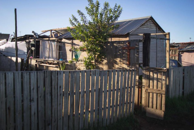 Белое гетто: в ЮАР белые люди живут в трущобах