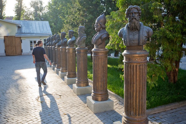 "Памятник воровству и бездарности"