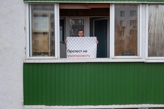 Москвичи устраивают пикеты на балконах, готовясь к онлайн-митингу «За жизнь!»