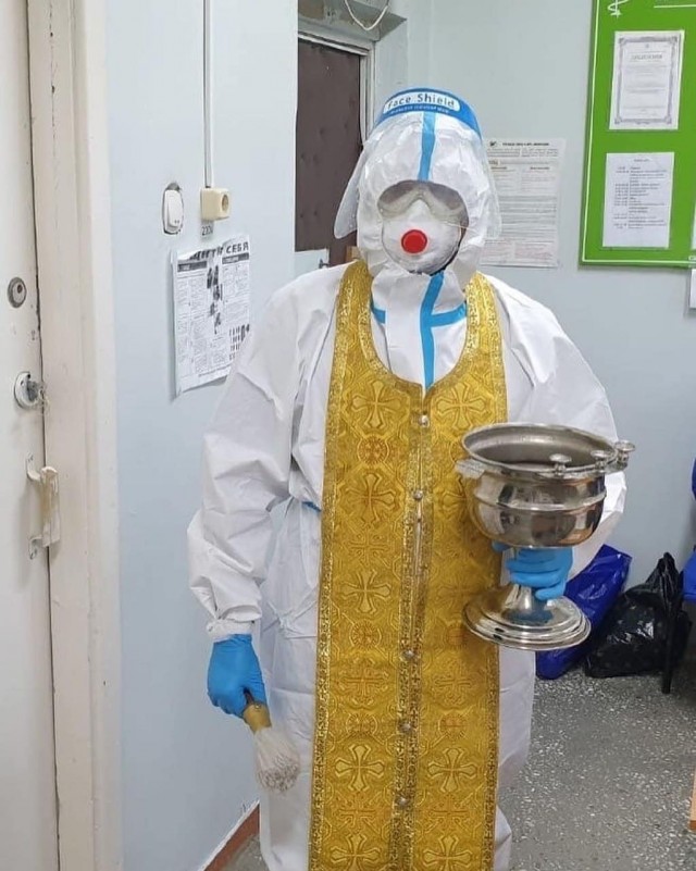 В Алтайском крае батюшка окропил святой водой ковидный госпиталь и его пациентов