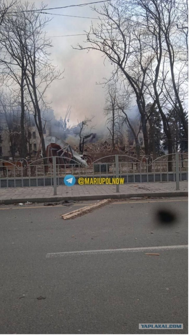 Разрушен драмтеатр Мариуполя, внутри было от 1000 до 3000 человек
