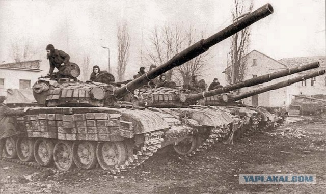В Мариуполе башня танка залетела на 5 этаж здания