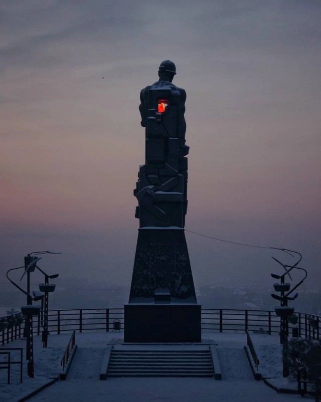 Величественный монумент в Кемерово, установленный в память погибшим шахтёрам.