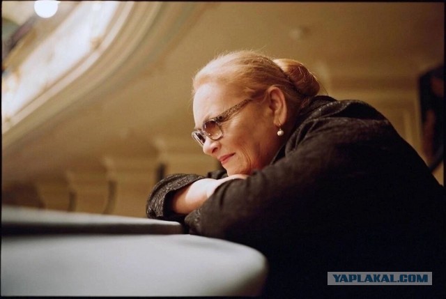 Уж нету ни друзей и ни врагов, создавших твой наполненный мирок, река и та ушла из берегов, всему своя пора, всему свой срок… !