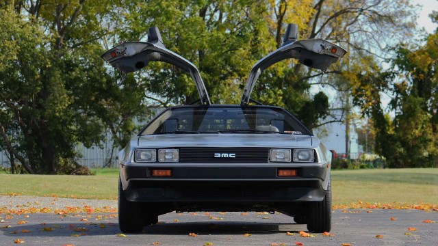 Почему DeLorean из фильма «Назад в будущее» не стал популярной машиной в Америке