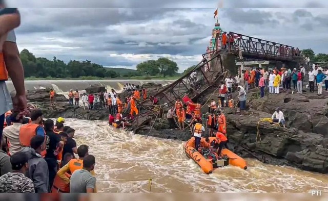 Больше 100 туристов пострадали, делая селфи на мосту, который через секунду обрушился