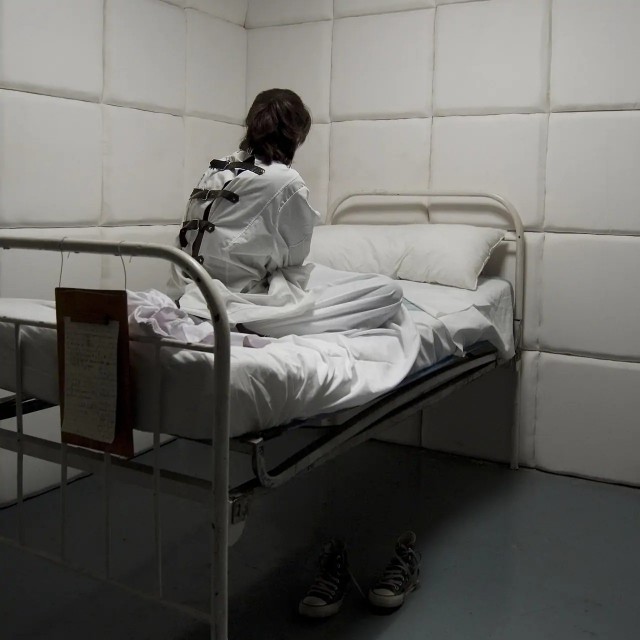 14-летнюю исламистку из Падерборна изолируют в контейнере. 50 психиатрических лечебниц отказались её принимать.