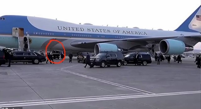Президент США Дональд Трамп в июле был тайно вывезен с борта Air Force One