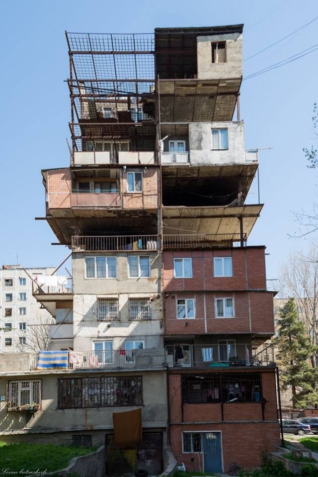 Вот интересно, это жилой дом на крыше? Или тех. этаж такой красивый.