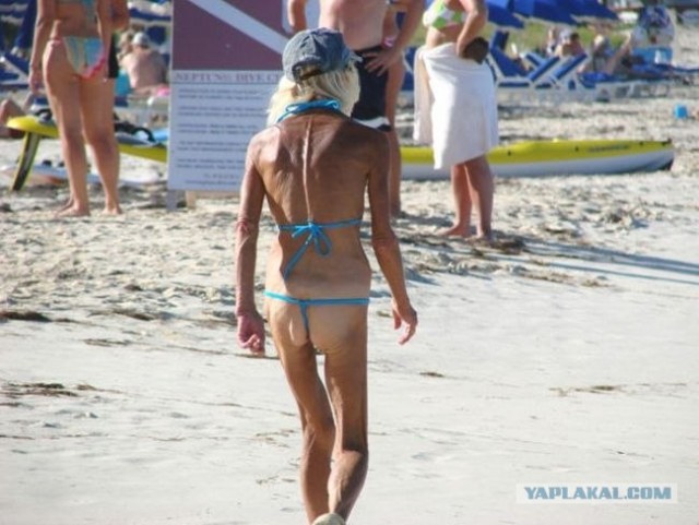 Девушке жмет платьичко