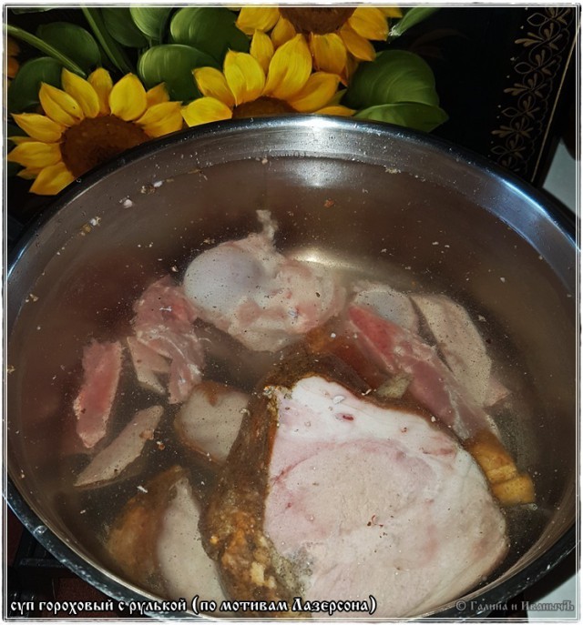 Рулька свиная вареная в пакете без кости. Террин из свиной рульки. Рулька свиная в коптилке. Рульки для холодца заморозка. Как приготовить рульку в кастрюле.