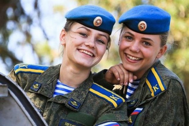 Очаровательные курсантки Рязанского высшего воздушно-десантного командного училища