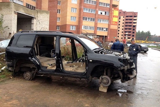 В Петербурге у 24-летней сотрудницы «Газпрома» за 8 минут угнали Land Cruiser за 5 млн