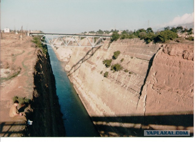 Впечатляющие кадры: огромное круизное судно протискивается по узкому каналу в Греции