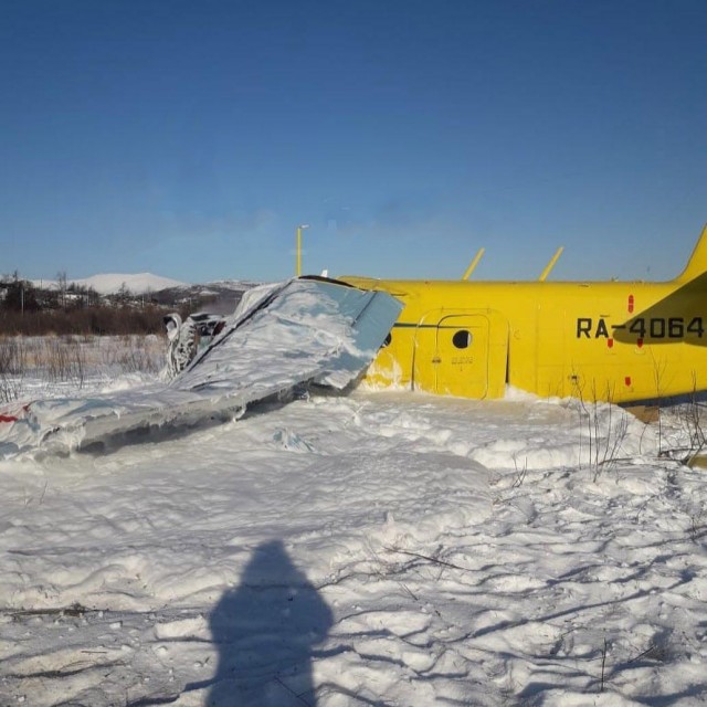 В Магадане самолет Ан-2 сразу после взлета совершил жесткую посадку